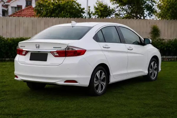 Honda Grace for rent in Sri Lanka
