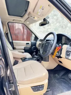 Land Rover Discovery for rent in Sri Lanka