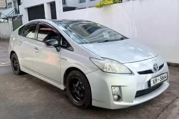 Toyota Prius for rent in Negombo