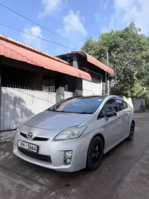 Toyota Prius for rent in Negombo