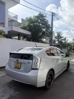 Toyota Prius for rent in Negombo